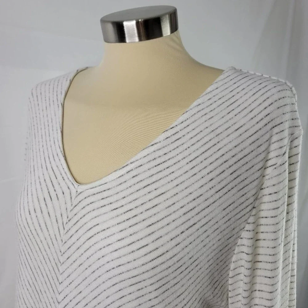 Knox Rose Cream V-Neck Top - Picture 3 of 11